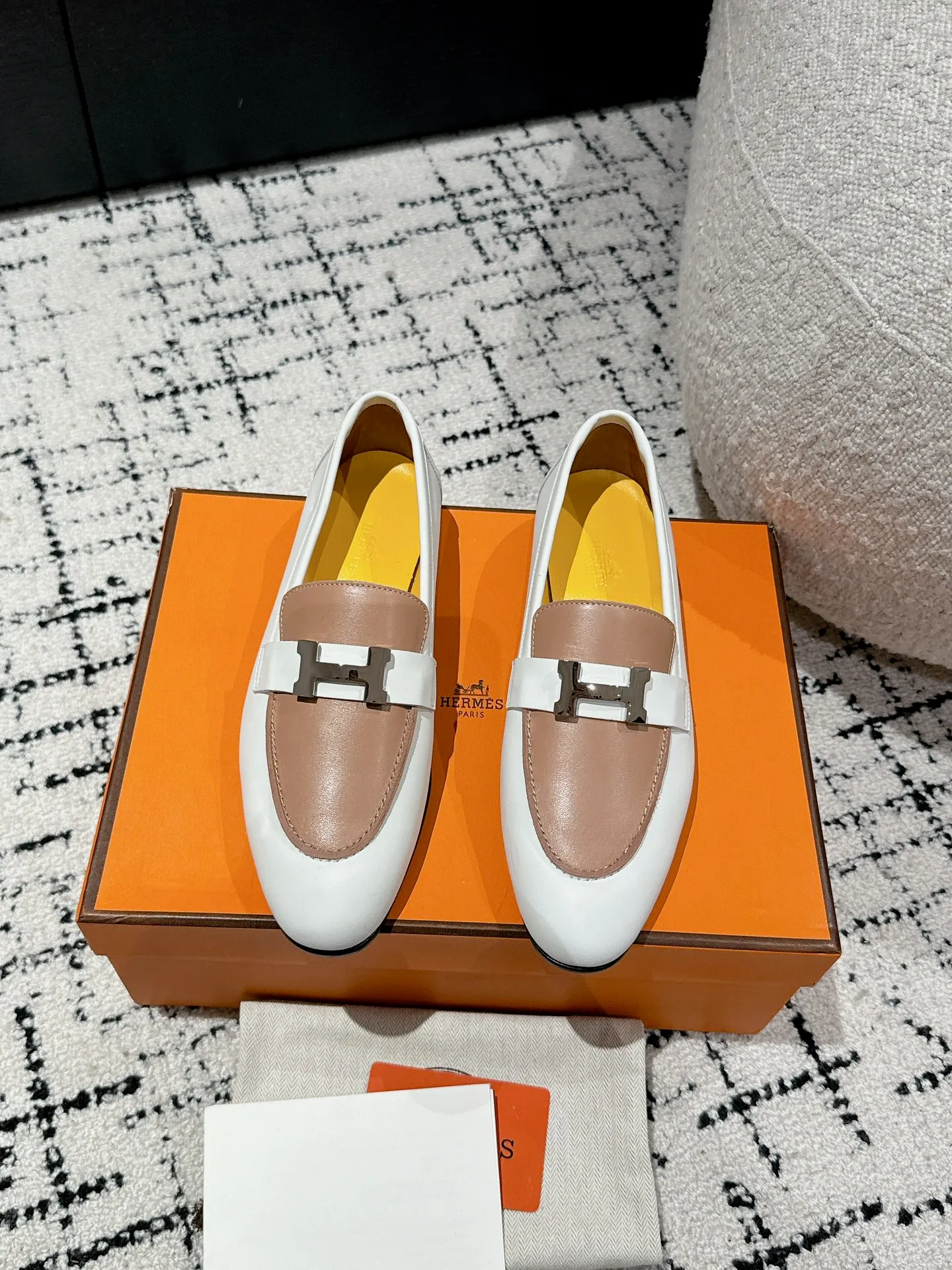 👟👟Ex-factory price 720👟👟 (top version) Hermes/25ss classic model is undoubtedly the leader in luxury goods. Every single product is very popular‼ ️Although the styles are few, they are more refined and more classic. They never go out of style. They are a brand that maintains and appreciates value. It is rare to have such a reputation in consumer goods sincerely! This pair of shoes is a classic style of this brand. It is decorated with metal buckles exclusive to Hermès. It is a classic that has become more and more beautiful over the course of history. We will bring out some goods from the channel in small quantities! The leather feels very, very soft and feels like baby skin! Feel the luxury! Supplies are huge! ✔️Material: imported sheepskin upper ✔️Inner lining/foot pads: imported sheepskin ✔️Outsole: genuine leather ➕tpu bottom ⚠️ ✔️Size: 35/36/37/38/39 (40/41/42 can be ordered)